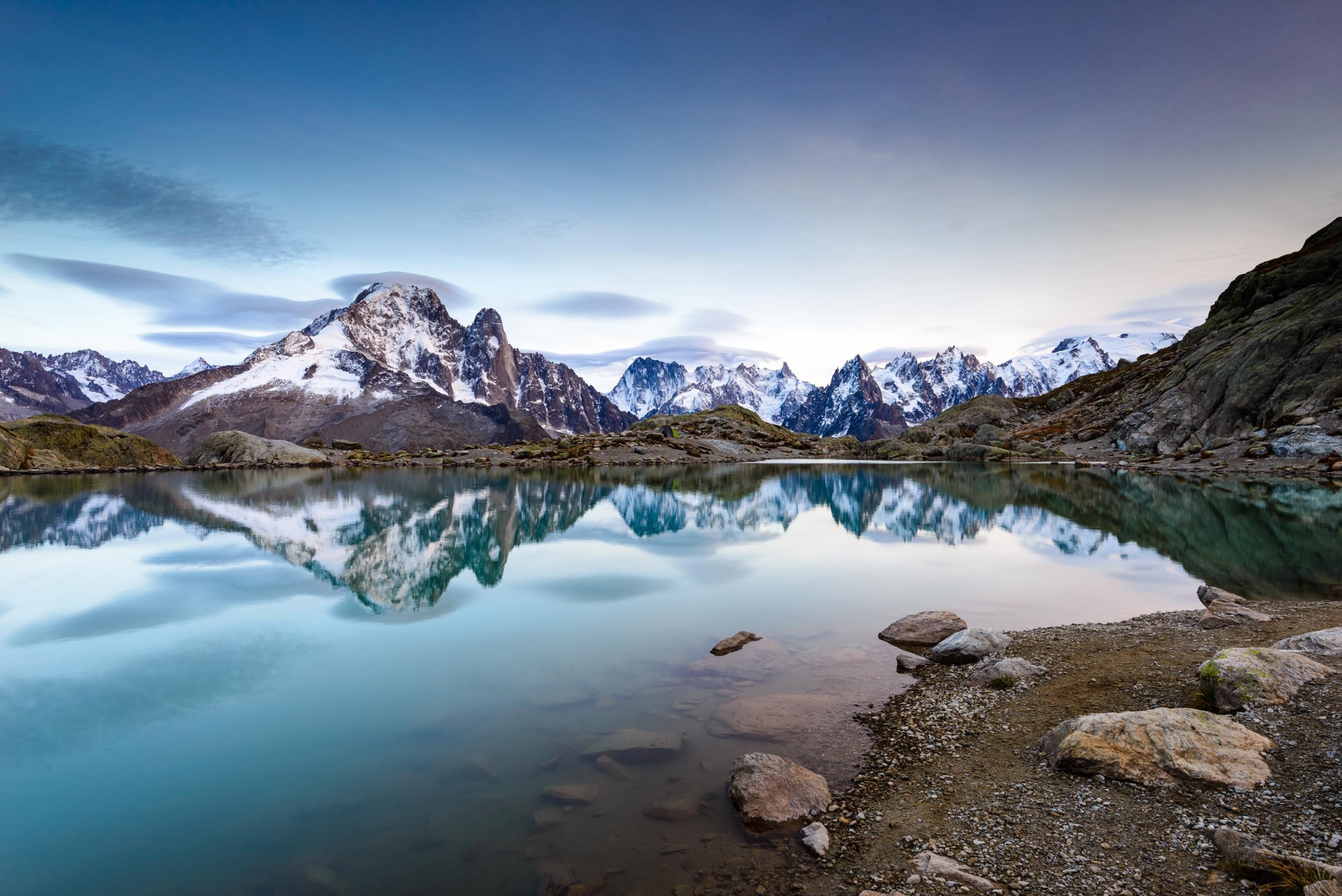 Les sommets mythiques de Chamonix se reflètent dans le Lac Blanc.